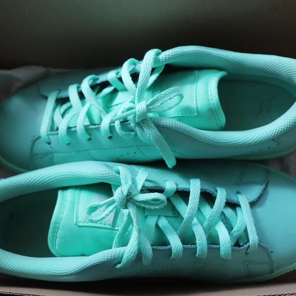 turquoise nike trainers